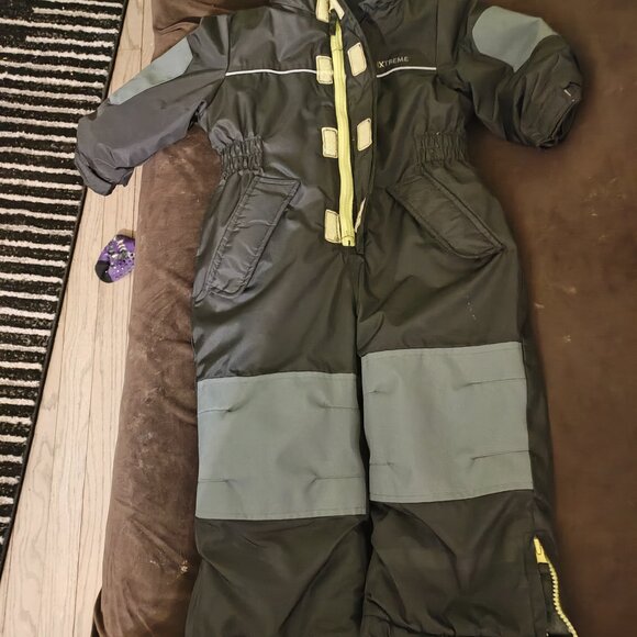 Black and Gray Snowsuit - Picture 4 of 6